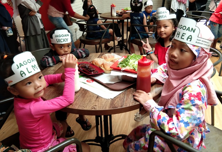 peserta sudah siap burger cinta untuk bunda
