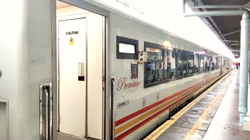 Kereta api Tawang Jaya Premium