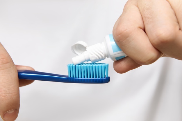 cara hilangkan plak gigi